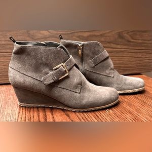 🩵4 items for $30- Franco Sarto gray suede wedge booties with gold buckle. 501